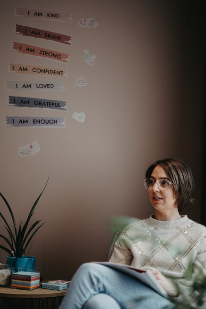 Claudia in de praktijk voor haar muur met quotes