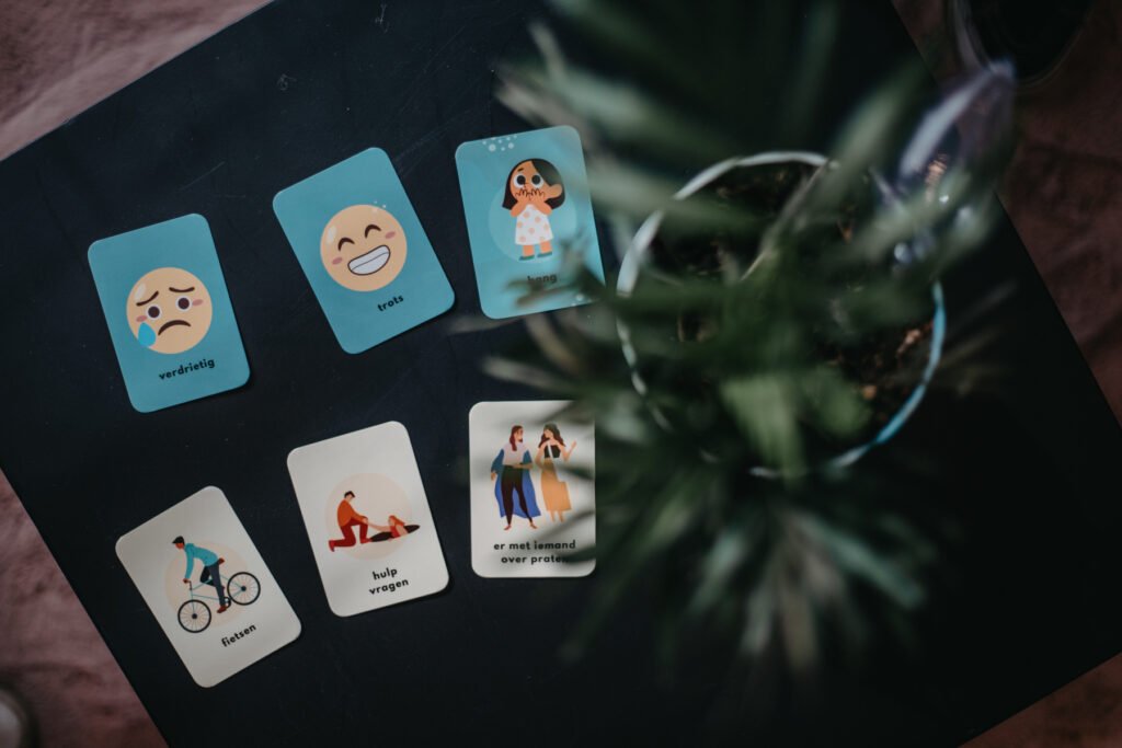 Kaartspel met plant op tafel in de praktijk met therapeutische speelkaarten voor kinderen met autisme