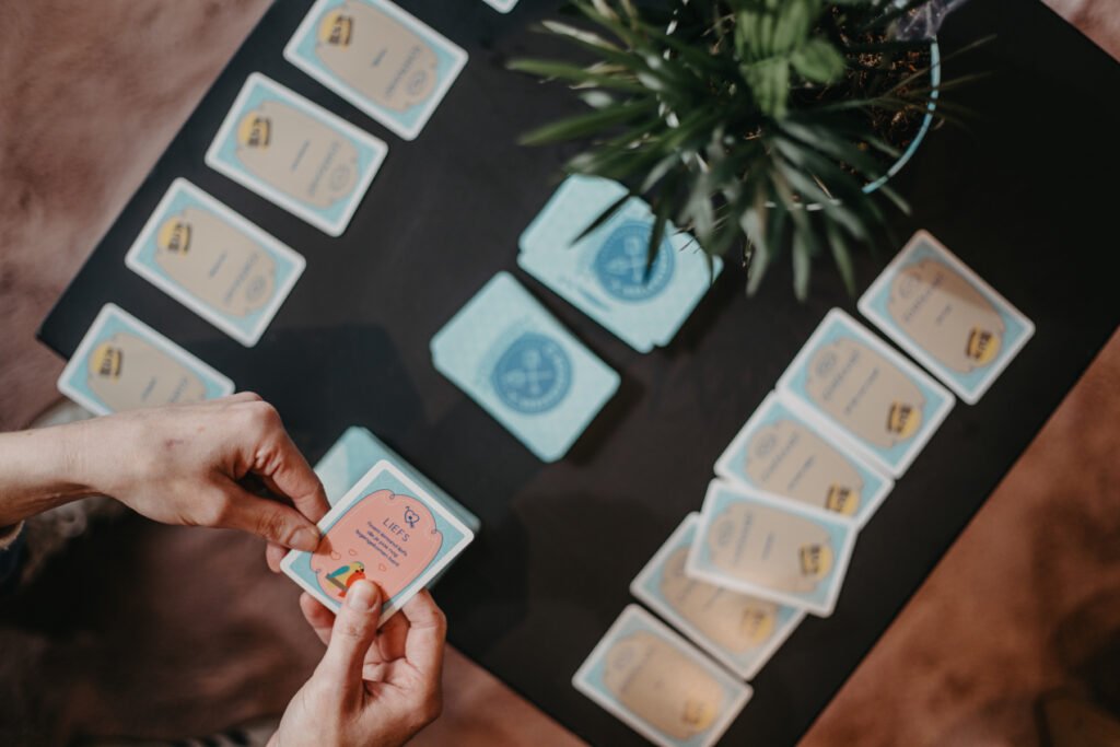 Kaartspel voor therapie met autisme op een tafel in de praktijk