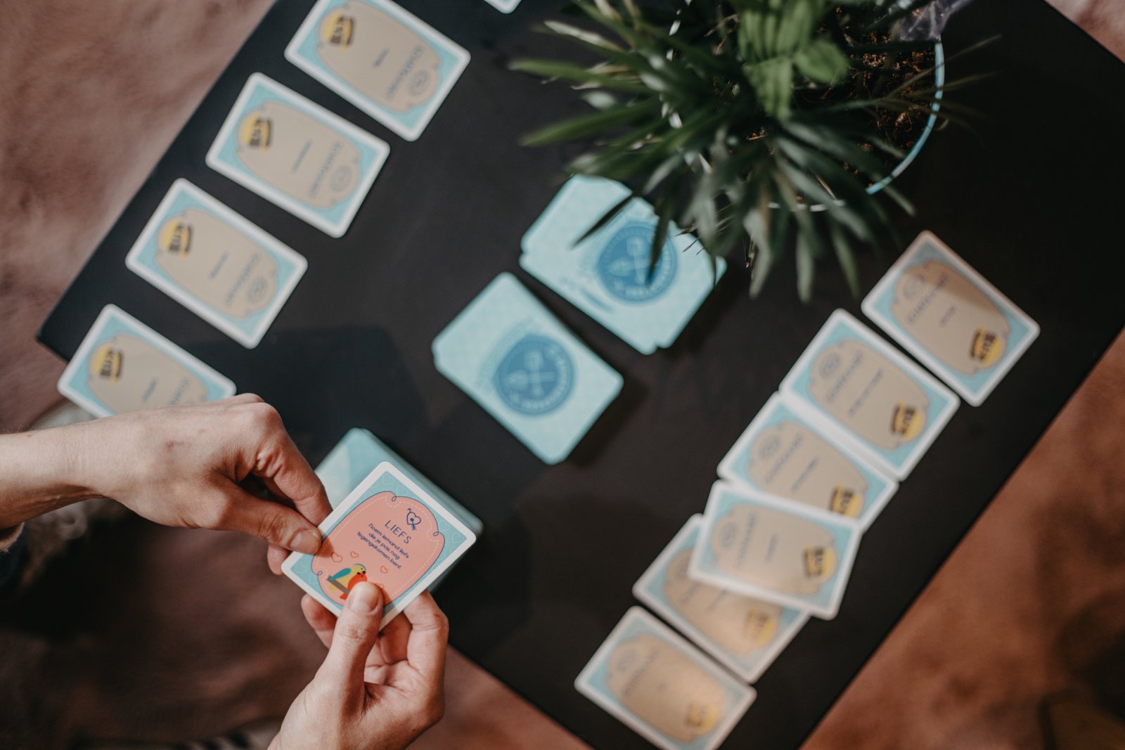 Kaartspel voor therapie met autisme op een tafel in de praktijk